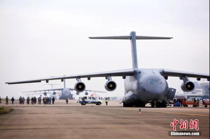 　　2月13日，11架空军运输机载947名医护人员和74吨医疗物资抵达武汉天河机场。中新社发 陈晓东 摄