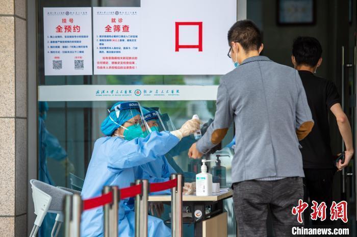 资料图:患者进入医院就诊 蔡俊 摄