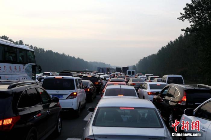资料图：京珠高速河南许昌段，行驶在高速上的车辆遭遇堵车。
