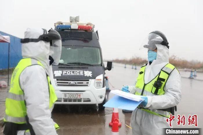 资料图：黄冈警方确保雨雪天气交通安全。　湖北省公安厅供图