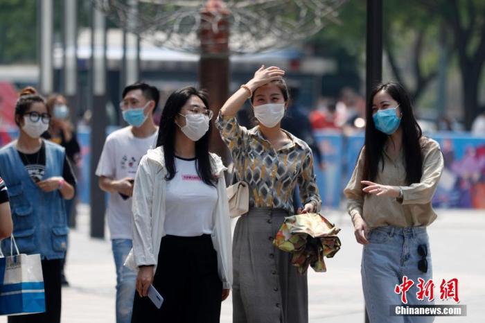 5月2日，“五一”假期的第二天，北京持续高温天气。图为民众戴口罩出行。中新社记者 韩海丹 摄