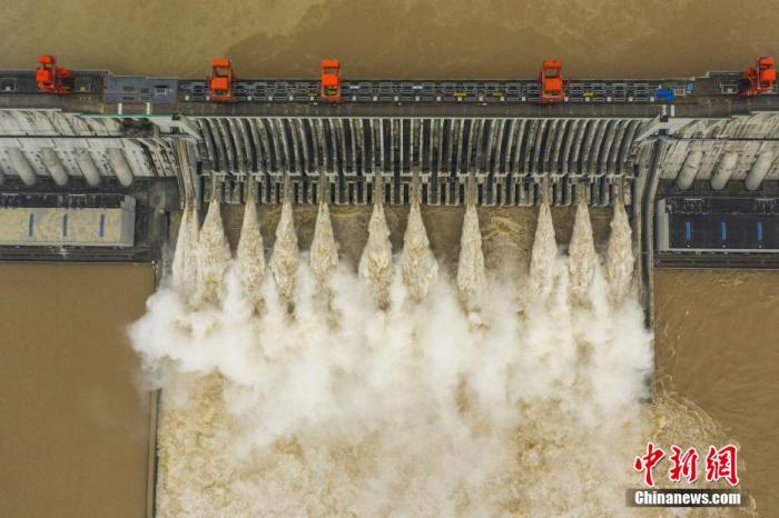 资料图:8月20日,75000立方米每秒的洪峰抵达三峡枢纽工程,三峡大坝开启11孔泄洪。 聂爽 摄