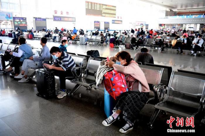 1月28日,旅客在深圳东站候车大厅候车。当日,2021年中国春运拉开帷幕。中新社记者 陈文 摄