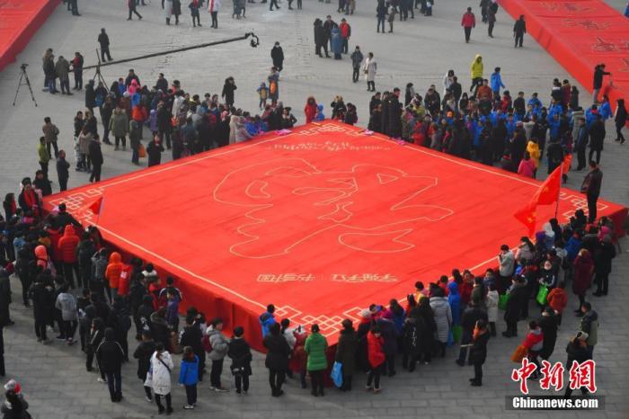 农历腊月二十三,中国北方的“小年”,一副超大的巨幅春联亮相千年古城河北正定,民众感受着浓浓的节日气氛。图为春联中间的巨大“福”字。 翟羽佳 资料图