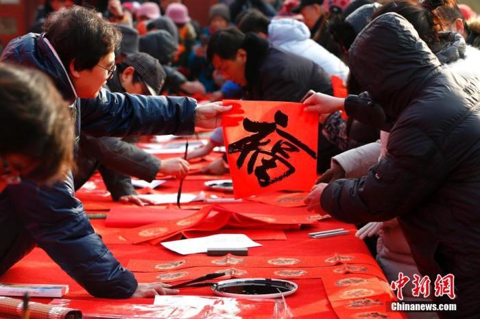 农历腊月廿三小年儿来临,北京东岳庙举办迎新春送春联活动。 富田 资料图