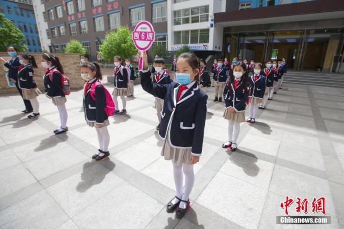 资料图：山西省太原市某小学学生在进行开学演练。 中新社记者 张云 摄