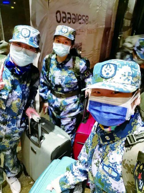 伏雨佳和“战友搬运行李