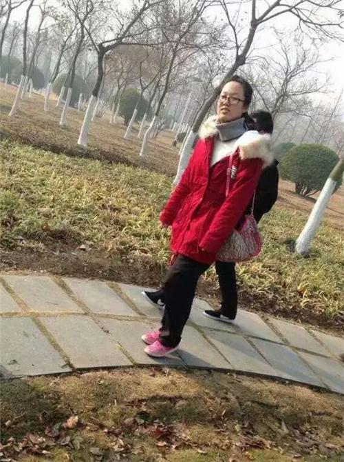 (图为程凯同学参加苍梧公园一起捡拾垃圾进行环保宣传活动)
