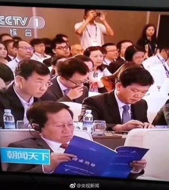 央视画面中参会者倒看会议手册？真相是这样