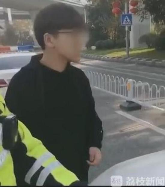 用罚单开启驾车生涯？00后刚拿照一小时即收罚单
