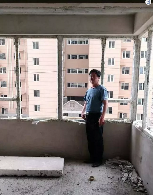 出事楼体内的阳台挡墙尚未安装玻璃