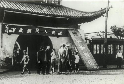 “欢迎人民解放军”的横幅被挂起