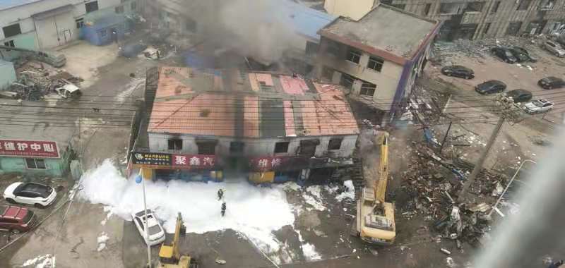 爆炸现场多个汽修厂房屋受损。受访者供图