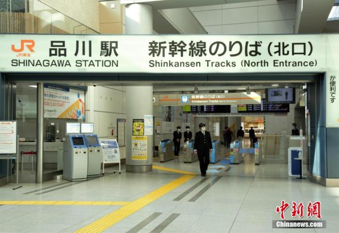 当地时间4月4日,东京品川站新干线乘车口旅客稀少。近日,日本东京都新冠肺炎确诊人数持续增加,政府呼吁民众减少外出。 中新社记者 吕少威 摄