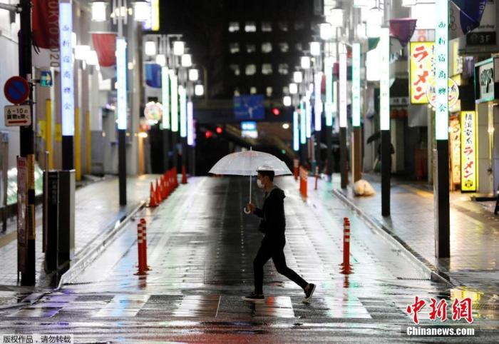 日本全国进入紧急状态后，街上行人寥寥。