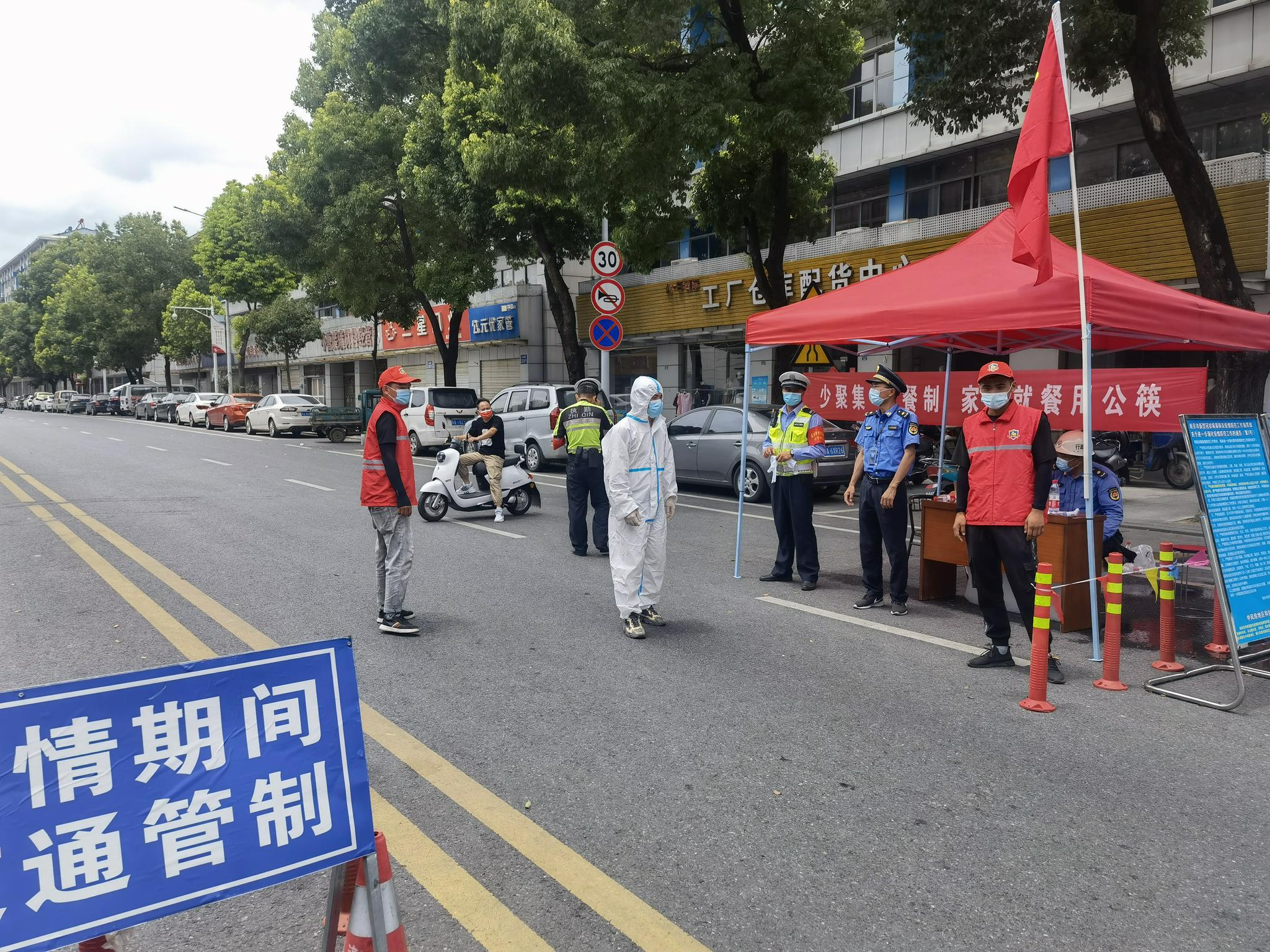 7月24日,禄口地区主干道上的卡点,实行交通管控。