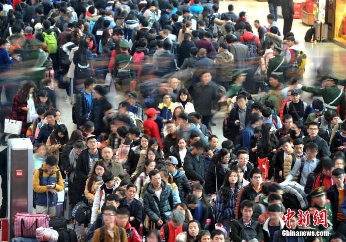 资料图:福州火车站人流如潮。