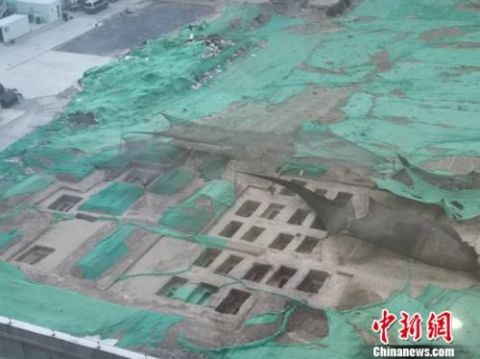 清华大学内施工现场发现一片古墓。 宋宇晟 摄