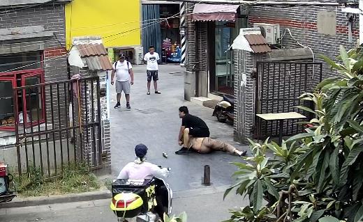 南京民警游玩途中心系案件 勇擒一在逃人员