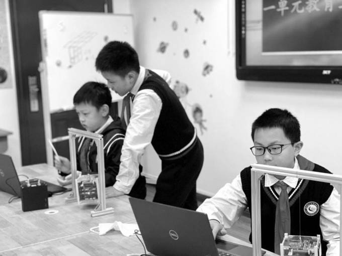 南理工实小学生参与卫星研制工作