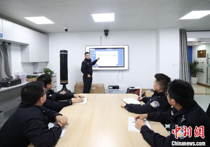 昆山警方进行案情分析。 昆山警方供图
