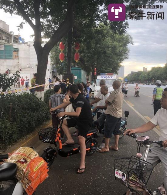 法院门口有警车和民警在巡逻