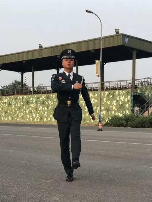 国庆阅兵文职人员方队中 有一位帅小伙来自无锡