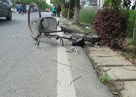 男子开车低头看手机导航 10秒钟内撞死路人