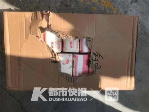 男子开着奥迪偷纸巾发给工人：嫌去超市买太远