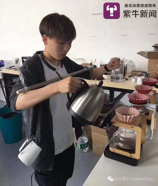 杜嘉宁练习双手注水,小臂上放了一根木棍,
