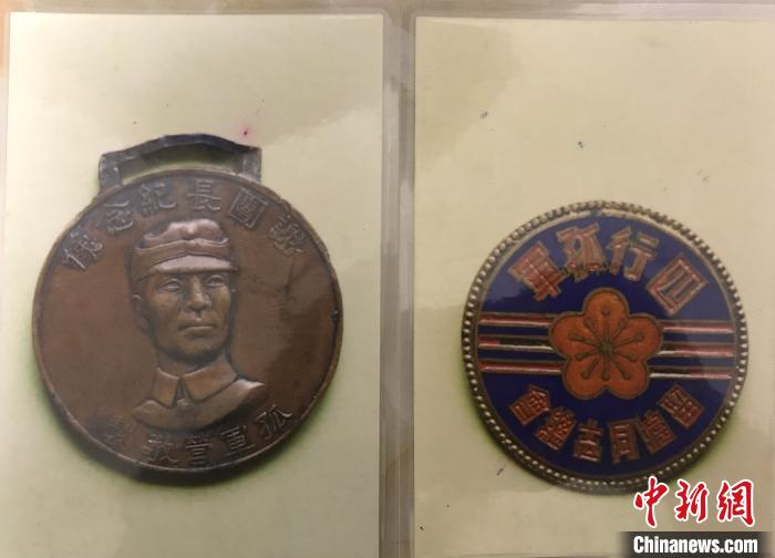 图为“谢晋元团长纪念像”纪念章、“四行孤军”证章照片