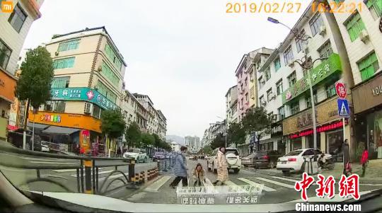 柳蒙圆鞠躬致谢让行司机(视频截图) 五峰宣传部 供图