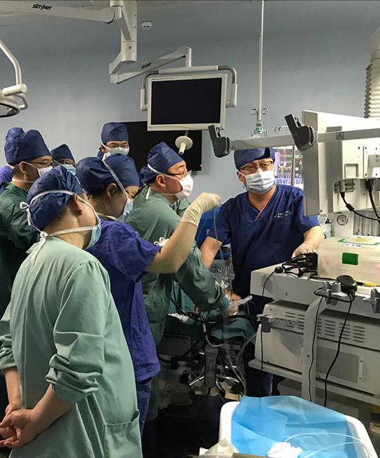  2019年2月20日，复旦大学附属中山医院内镜中心主任周平红团队和上海儿童医院合作，为出生仅40天的患儿实施胃镜下幽门括约肌切开术。本文图片均为中山医院 提供