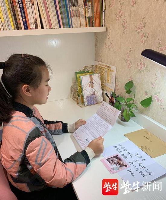 赵李慕子在读钟南山爷爷的回信。
