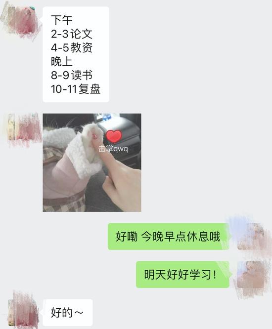 自律监督师与顾客对话。