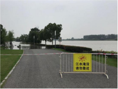 步道某入口，远处可见江水已没过道路