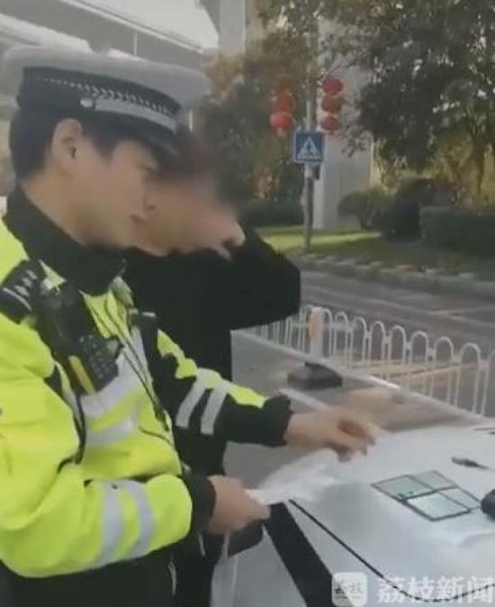 用罚单开启驾车生涯？00后刚拿照一小时即收罚单