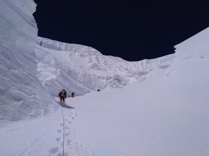 　6名修路队员重新固定了铺设在北坳冰壁上的路绳。巴桑塔曲 摄 图文来源： 中国登山协会