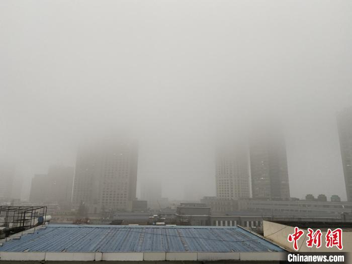 受雾霾影响，南京高楼“隐身”。　杨颜慈　摄