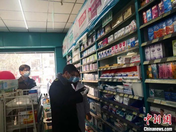 资料图:执法人员对口罩价格开展市场专项检查。 史静静 摄