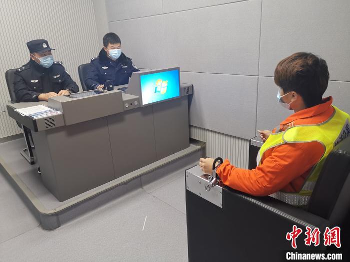 民警正在讯问犯罪嫌疑人。警方供图