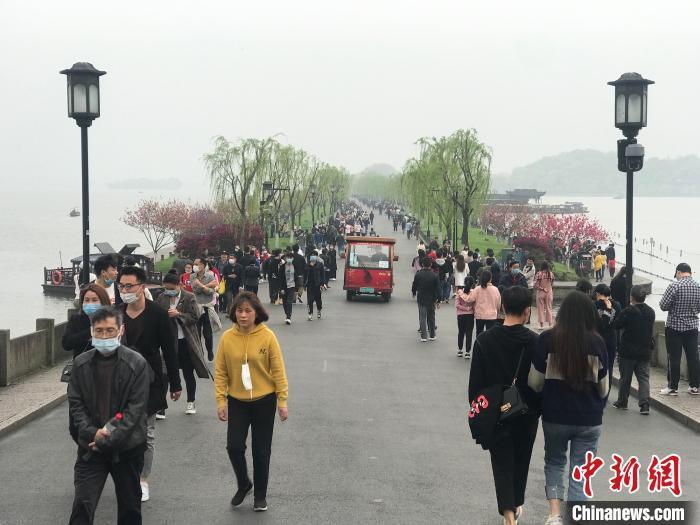 图为杭州西湖断桥白堤游人如织。 江杨烨 摄