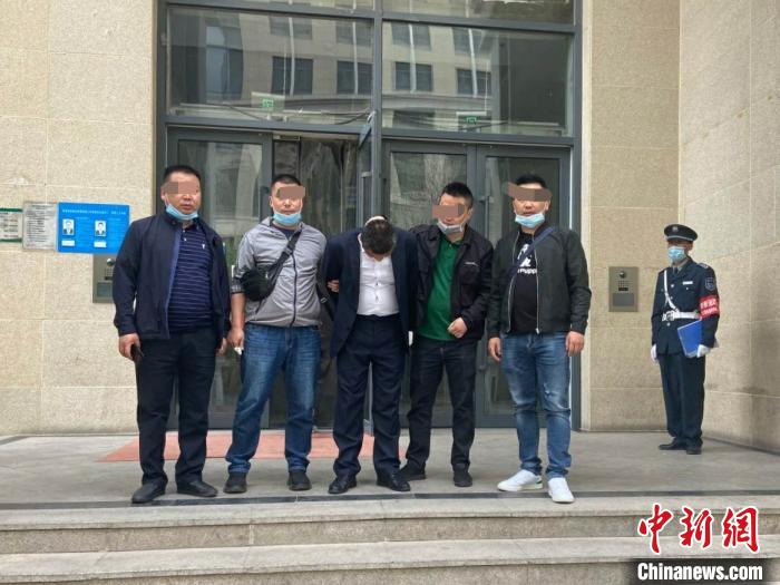 图为犯罪嫌疑人王某被城西公安分局民警抓获。城西公安分局供图