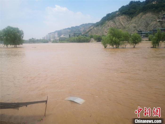 7月21日，黄河兰州段兰州段洪峰流量达3390立方米/秒。图为河边公园配置的固定垃圾桶，只有顶部露出水面。　史静静 摄