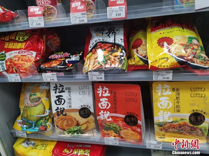 北京一家便利店内,陈列着拉面说等速食产品。 谢艺观 摄