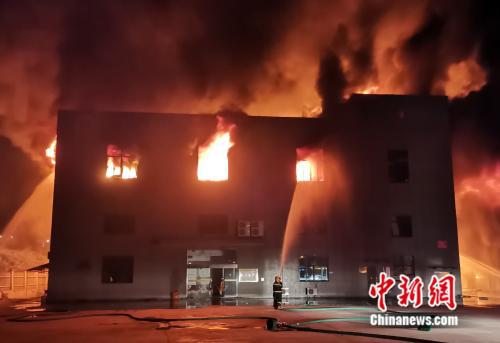 浙江长兴一企业仓库起火 过火面积1500平方米无人员伤亡
