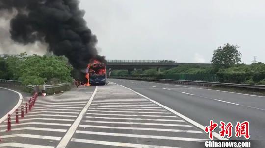 大巴车起火