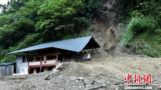 四川宝兴暴雨致一人遇难 上千人紧急转移