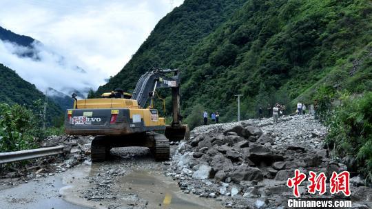 四川宝兴暴雨致一人遇难 上千人紧急转移