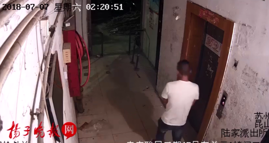 醉酒男子沙撒电梯连环踹 破财上万又刑拘